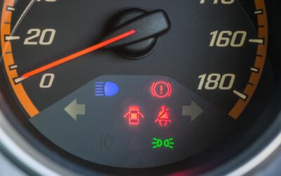 Un martor aprins poate cere întreruperea drumului. Cum se deosebește o urgență de o problemă pentru service