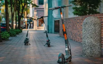 Trotineta electrică se conduce de la 14 ani. Ce obligații există acum și ce ar aduce casca pentru toți